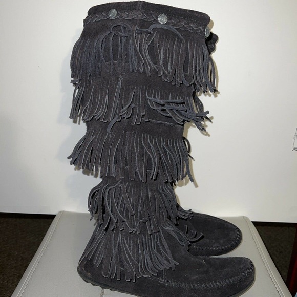 MINNETONKS 5-Layer Black Fringe Boot Size 8 - Picture 2 of 6